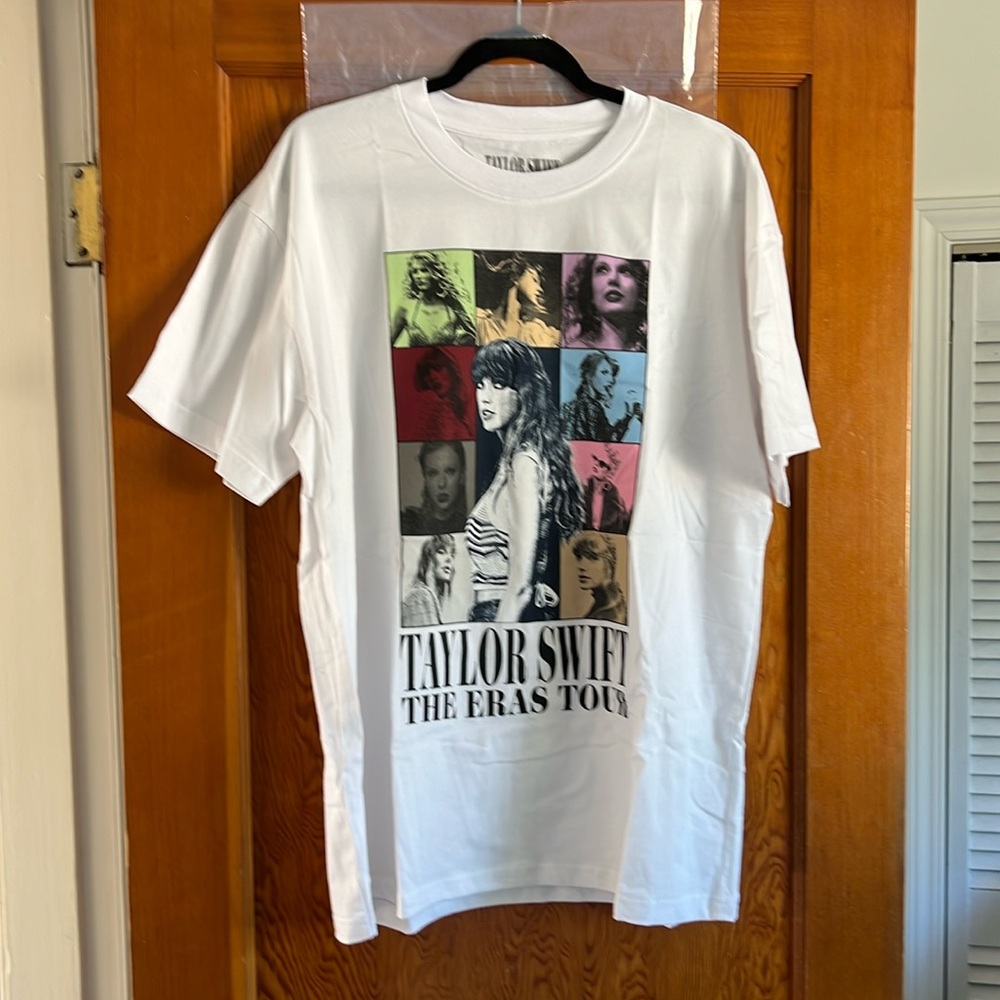 NWOT Taylor Swift The Eras Tour Official Concert Tee Size Large with Bag